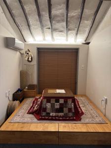 una habitación con una mesa en el medio de una habitación en Damyang Hwayang, en Damyang