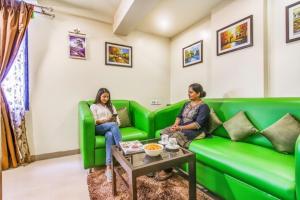 Un lugar para sentarse en FabHotel Ranjanas - Nr humkar Chowk