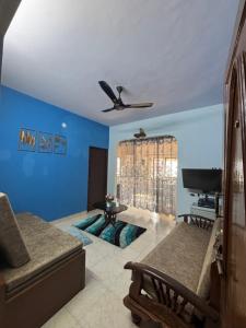 a living room with a couch and a ceiling fan at Casa de Aaron in Colva