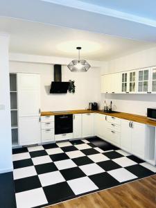 eine Küche mit schwarz-weiß kariertem Boden in der Unterkunft Apartament Sasankowa z bezpłatnym parkingiem in Lyck