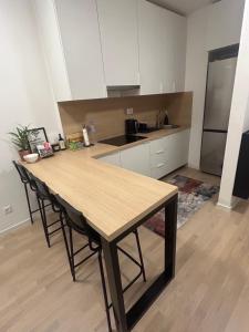 Η κουζίνα ή μικρή κουζίνα στο Nearport Apartment