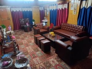 Una sala de estar con sofás y una mesa. en Sheikh guest house, en Tangmarg 5 fotos más