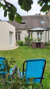 Κήπος έξω από το Prés de Giverny - Bienvenue AUX ARPENTS VERTS