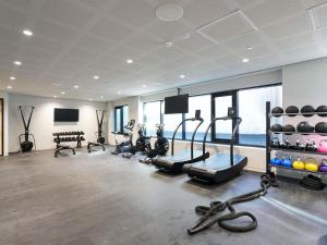 ein Fitnessstudio mit Laufbändern und Cardiogeräten in einem Raum in der Unterkunft Novotel Melbourne Airport in Melbourne