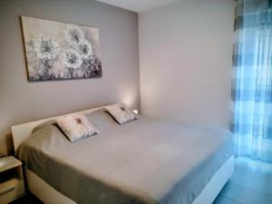 une chambre avec un lit avec deux oreillers dessus dans l'établissement Apartment Histria, à Bale