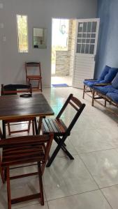 a living room with chairs and a table and a couch at Casa Azul, à 50m da Praia, Ilha dos Frades - Ponta de Nossa Senhora in Salvador