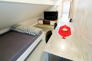 Cette petite chambre comprend une table et un lit. dans l'établissement Flegarrooms, à Cerklje na Gorenjskem 1 autre photo
