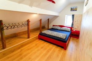 une petite chambre avec un lit dans une pièce dans l'établissement Flegarrooms, à Cerklje na Gorenjskem