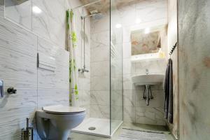 une salle de bains avec toilettes et lavabo dans l'établissement Flegarrooms, à Cerklje na Gorenjskem