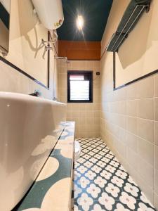 Shantai Luxury Homestay, Malgund في Mālgund: حمام مع حوض استحمام أبيض ومرحاض +49 صورة