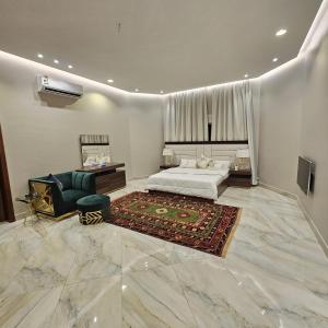 una camera da letto con un letto, un divano e una sedia di استراحة الزهراء a Gedda