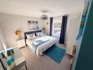 une chambre avec un grand lit et une fenêtre dans l'établissement Cathedral Quarter House with free Secure Driveway Parking for 2 Cars, à Lincoln 27 autres photos