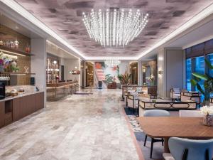 una hall di un hotel con un lampadario di Mercure Hefei South Railway Station a Hefei