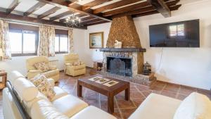 sala de estar con chimenea y sofás en Finca Las Hoyas Loja by Ruralidays, en Cuesta de la Palma