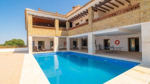 una imagen de una villa con piscina en Finca Las Hoyas Loja by Ruralidays, en Cuesta de la Palma