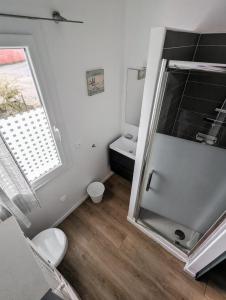 Koupelna v ubytování Le Mas de la Palmeraie - Appartement dans propriété privée au calme avec piscine et tennis