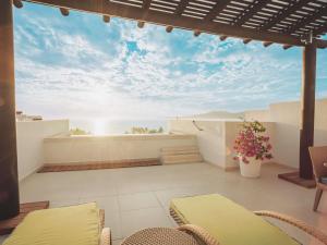 ヌエボ・バジャルタにあるMarival Distinct All-Suites & World Spa - Handwritten Collectionの海が見えるバルコニー +230枚の写真