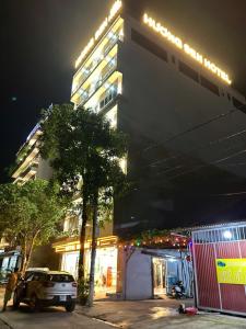 宁平Hương Sen Hotel的停在高楼前的一辆白色卡车