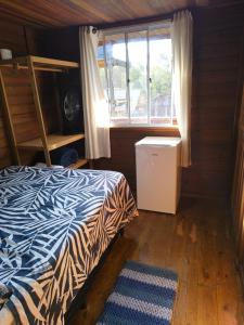 Ένα ή περισσότερα κρεβάτια σε δωμάτιο στο Oka do Mar Hospedaria - Suíte com varanda na Ilha do Mel - Nova Brasília +12 φωτογραφίες