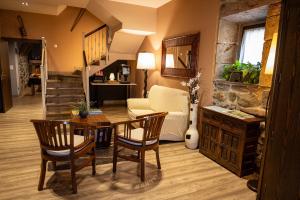 ein Wohnzimmer mit Tisch und Stühlen in der Unterkunft Casa Rural Aldekoa in Ziga