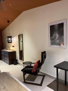 Shantai Luxury Homestay, Malgund في Mālgund: غرفة معيشة مع كرسي وطاولة