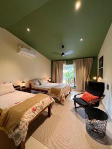 Shantai Luxury Homestay, Malgund في Mālgund: غرفة نوم بسريرين وكرسي ونافذة