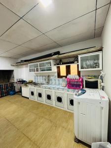 Una cocina grande con gabinetes blancos en una habitación. en Uvindu Villa - Cozy By Midigama, en Weligama 39 fotos más