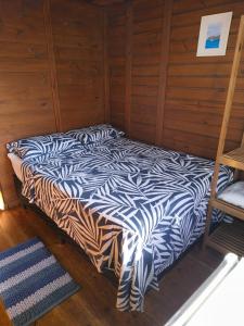 En eller flere senge i et værelse på Oka do Mar Hospedaria - Suíte com varanda na Ilha do Mel - Nova Brasília