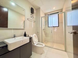 ein Badezimmer mit Toilette, Waschbecken und Dusche in der Unterkunft Kingsbay Danga Bay Country Garden by Luxecocoo CK in Johor Bahru + 142 Fotos