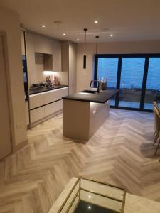 Η κουζίνα ή μικρή κουζίνα στο London 2BR Retreat with Free Parking & City Access