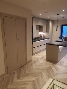 Ένα ή περισσότερα κρεβάτια σε δωμάτιο στο London 2BR Retreat with Free Parking & City Access