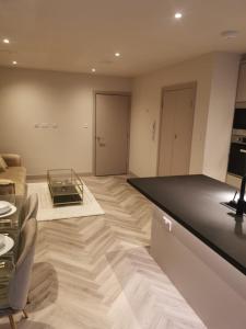 Χώρος καθιστικού στο London 2BR Retreat with Free Parking & City Access