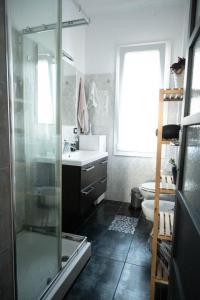 een badkamer met douche, wastafel en toilet bij Casa Tricy B&B in Bologna