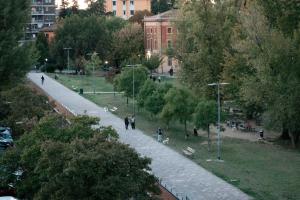 een wandelpad in een park met mensen en bomen bij Casa Tricy B&B in Bologna