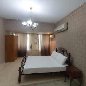 ein Schlafzimmer mit einem weißen Bett und einem Ventilator in der Unterkunft سبورتنج 5 in Alexandria