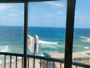 einen Balkon mit Meerblick in der Unterkunft سبورتنج 5 in Alexandria