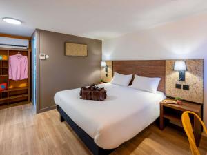 Postel nebo postele na pokoji v ubytování greet Hotel Chatellerault + 38 fotografií