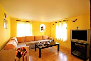 Фоайе или бар в Private 4BR-2BA guest House Dryanovo with Pool and FREE Parking