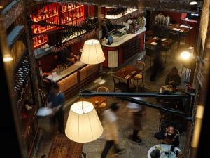Vue aérienne d'un restaurant avec des gens qui se promènent. dans l'établissement Hotel Woolstore 1888, Sydney - Handwritten Collection, à Sydney 147 autres photos
