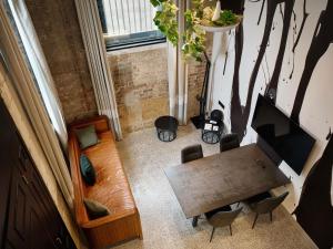 Un comedor con una mesa y sillas en una habitación. en Hotel Woolstore 1888, Sydney - Handwritten Collection, en Sídney