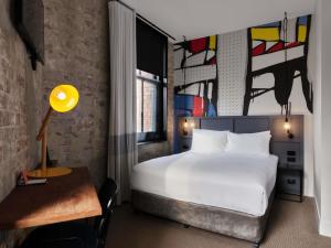 Habitación de hotel con cama, escritorio y sidra de mesa en Hotel Woolstore 1888, Sydney - Handwritten Collection, en Sídney 147 fotos más