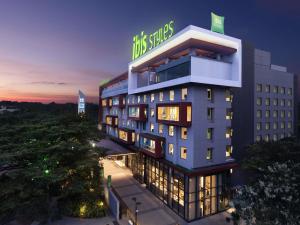 Un edificio con un cartel encima en ibis Styles Mysuru, en Mysore