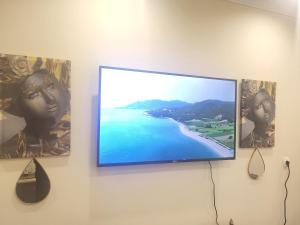 Μια τηλεόραση ή/και κέντρο ψυχαγωγίας στο Andreas Home Alexis Spa Greek Bath