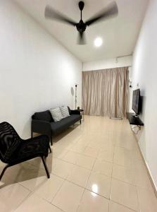 un salon avec un ventilateur de plafond et un canapé dans l'établissement 7 STAY#3 - 1 Room for 2 Pax at Kuala Berang -Best Travelers Stay, à Kuala Berang