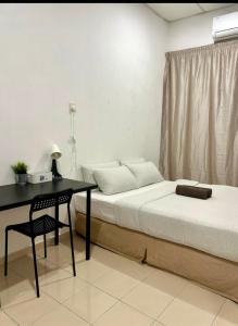 une chambre avec un lit, une table et un bureau dans l'établissement 7 STAY#3 - 1 Room for 2 Pax at Kuala Berang -Best Travelers Stay, à Kuala Berang