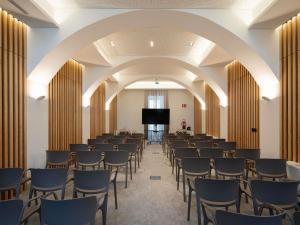 une chambre avec des rangées de chaises et un écran de projection dans l'établissement Mercure Ponta Delgada Azores, à Ponta Delgada 150 autres photos