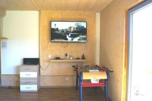 ザンクト・ブラセンにあるApartments Grebenecのテーブルと壁掛けテレビ付きの部屋