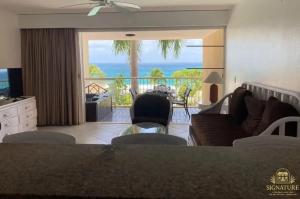 ein Wohnzimmer mit Blick auf das Meer in der Unterkunft Modern apartment with sea view in Cupecoy in Cupecoy