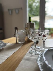 Casa Roberta - Esperienze di campagna في ريجيو إيميليا: طاولة مع العديد من كؤوس النبيذ على الطاولة