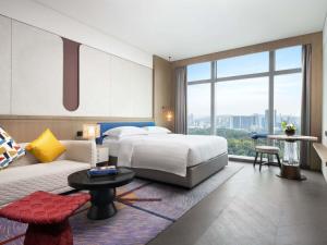 Giường trong phòng chung tại Fashion Town Hotel Shenzhen MGallery Collection